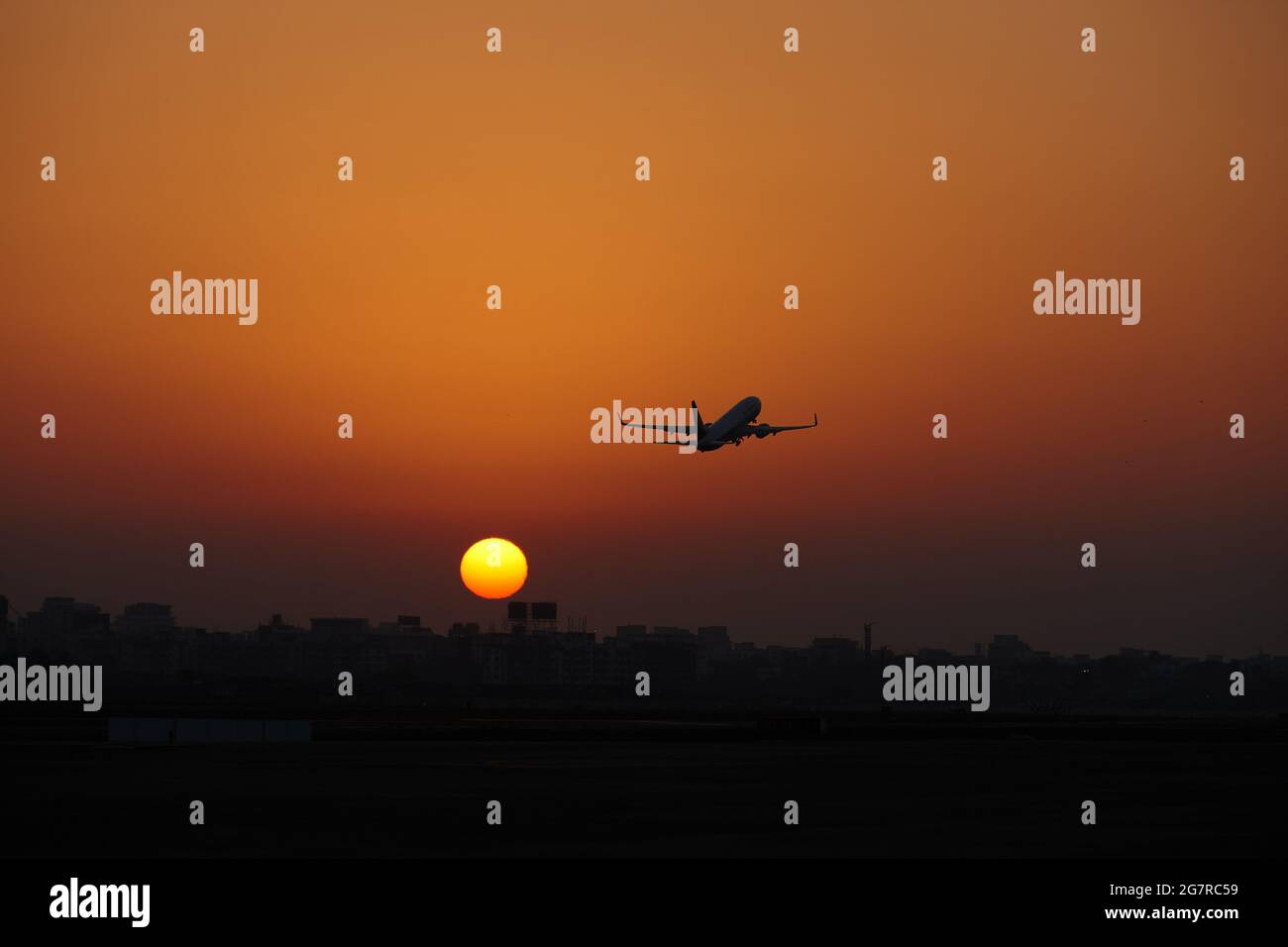 Decollo aereo, aeroporto di Mumbai, aeroporto internazionale Sahar, aeroporto internazionale Chhatrapati Shivaji, CSIA, Bombay, Mumbai, Maharashtra, India, Asia Foto Stock