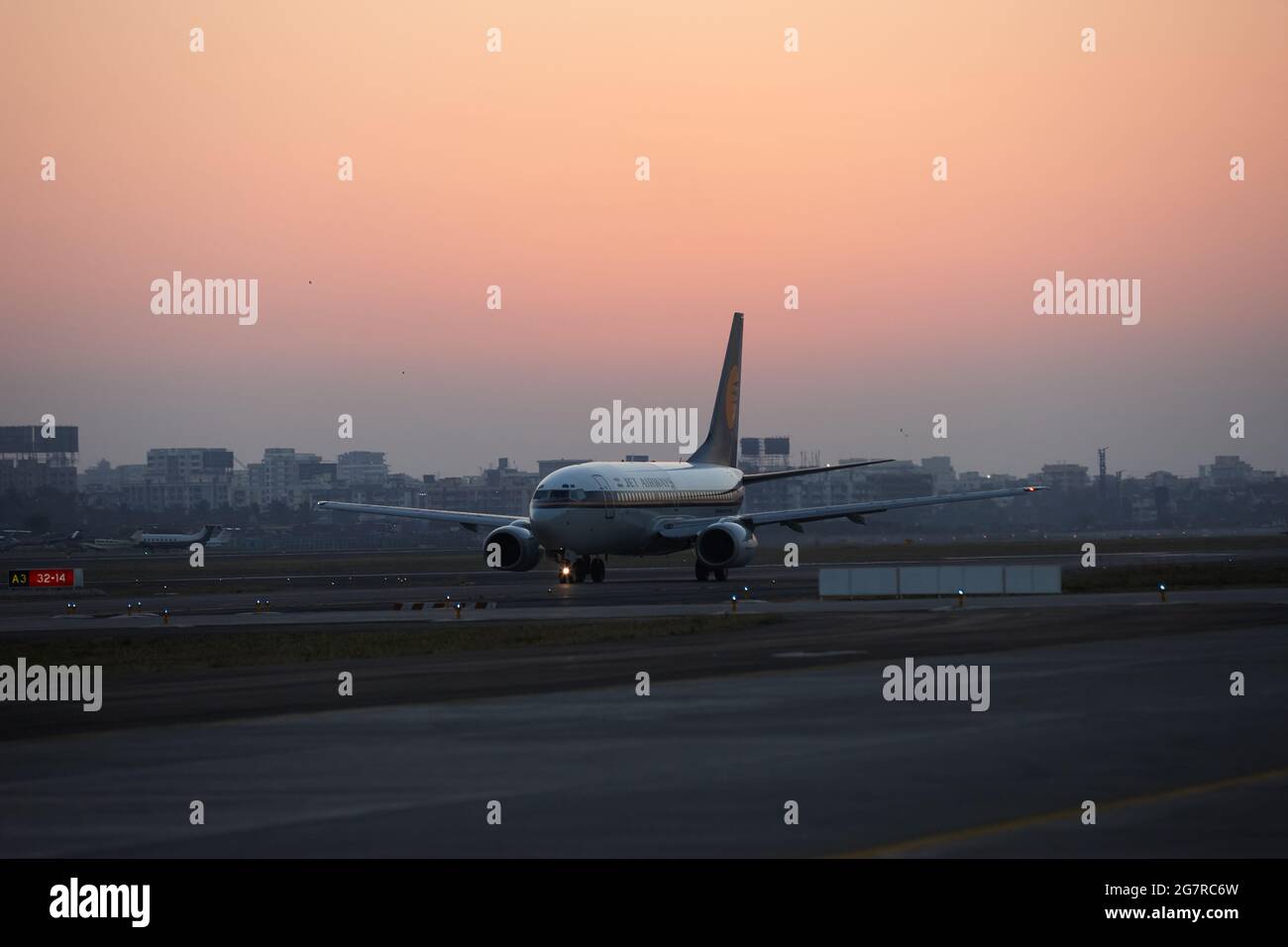 Decollo aereo, aeroporto di Mumbai, aeroporto internazionale Sahar, aeroporto internazionale Chhatrapati Shivaji, CSIA, Bombay, Mumbai, Maharashtra, India, Asia Foto Stock