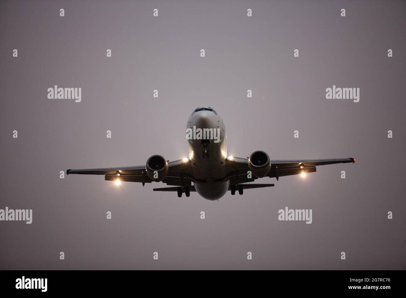 Decollo aereo, aeroporto di Mumbai, aeroporto internazionale Sahar, aeroporto internazionale Chhatrapati Shivaji, CSIA, Bombay, Mumbai, Maharashtra, India, Asia Foto Stock