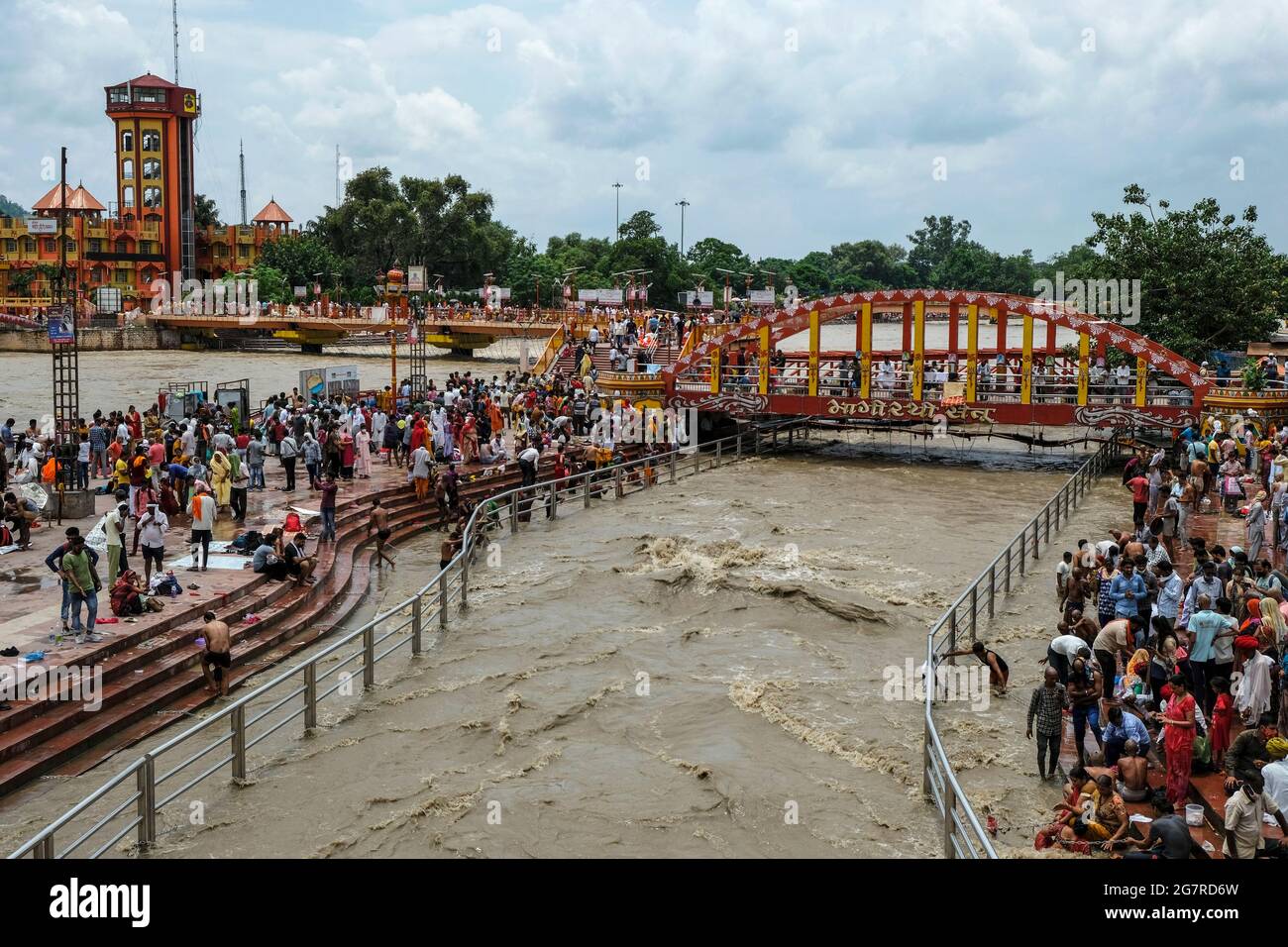 Haridwar, India - 2021 luglio: Pellegrini che nuotano nel fiume Gange a Haridwar il 12 luglio 2021 a Uttarakhand, India. Foto Stock
