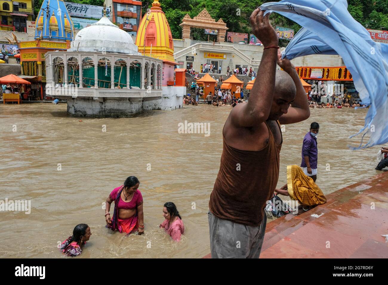 Haridwar, India - 2021 luglio: Pellegrini che nuotano nel fiume Gange a Haridwar il 12 luglio 2021 a Uttarakhand, India. Foto Stock