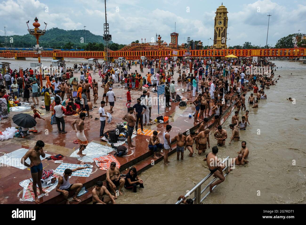 Haridwar, India - 2021 luglio: Pellegrini che nuotano nel fiume Gange a Haridwar il 12 luglio 2021 a Uttarakhand, India. Foto Stock