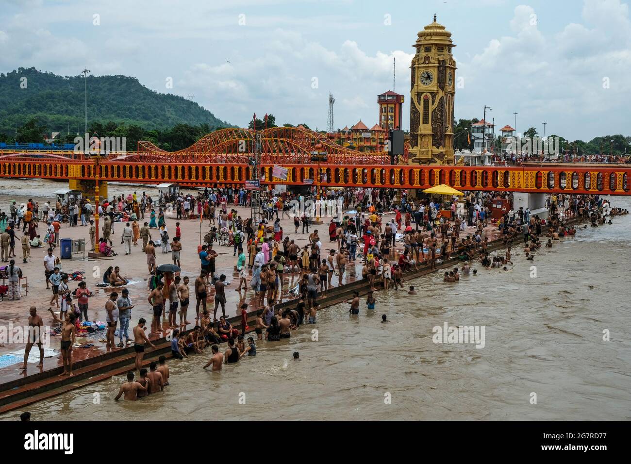 Haridwar, India - 2021 luglio: Pellegrini che nuotano nel fiume Gange a Haridwar il 12 luglio 2021 a Uttarakhand, India. Foto Stock