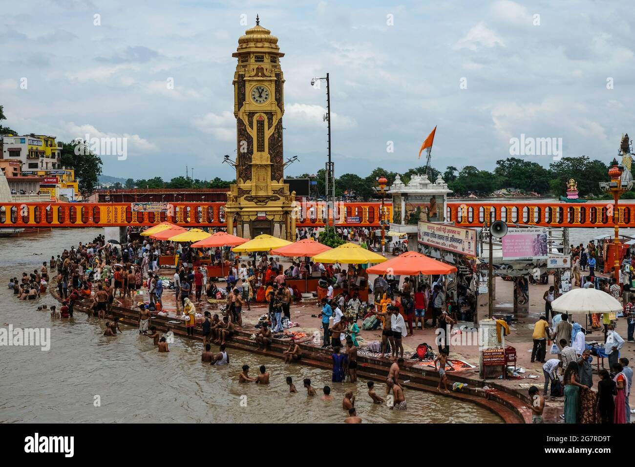 Haridwar, India - 2021 luglio: Pellegrini che nuotano nel fiume Gange a Haridwar il 12 luglio 2021 a Uttarakhand, India. Foto Stock