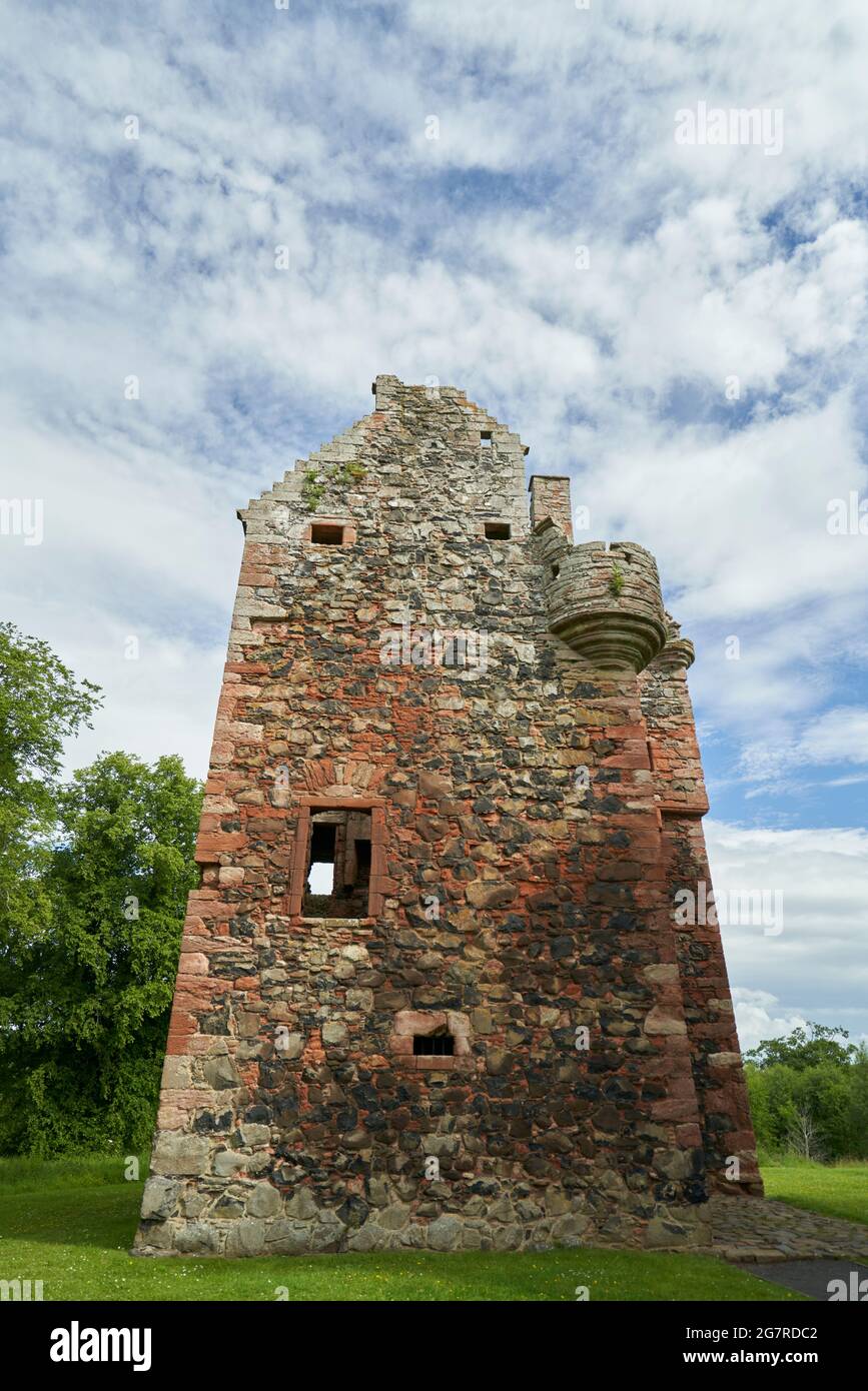 Greenknowe Tower una casa a torre del XVI secolo vicino a Gordon, ai confini scozzesi in un giorno estivo. Foto Stock