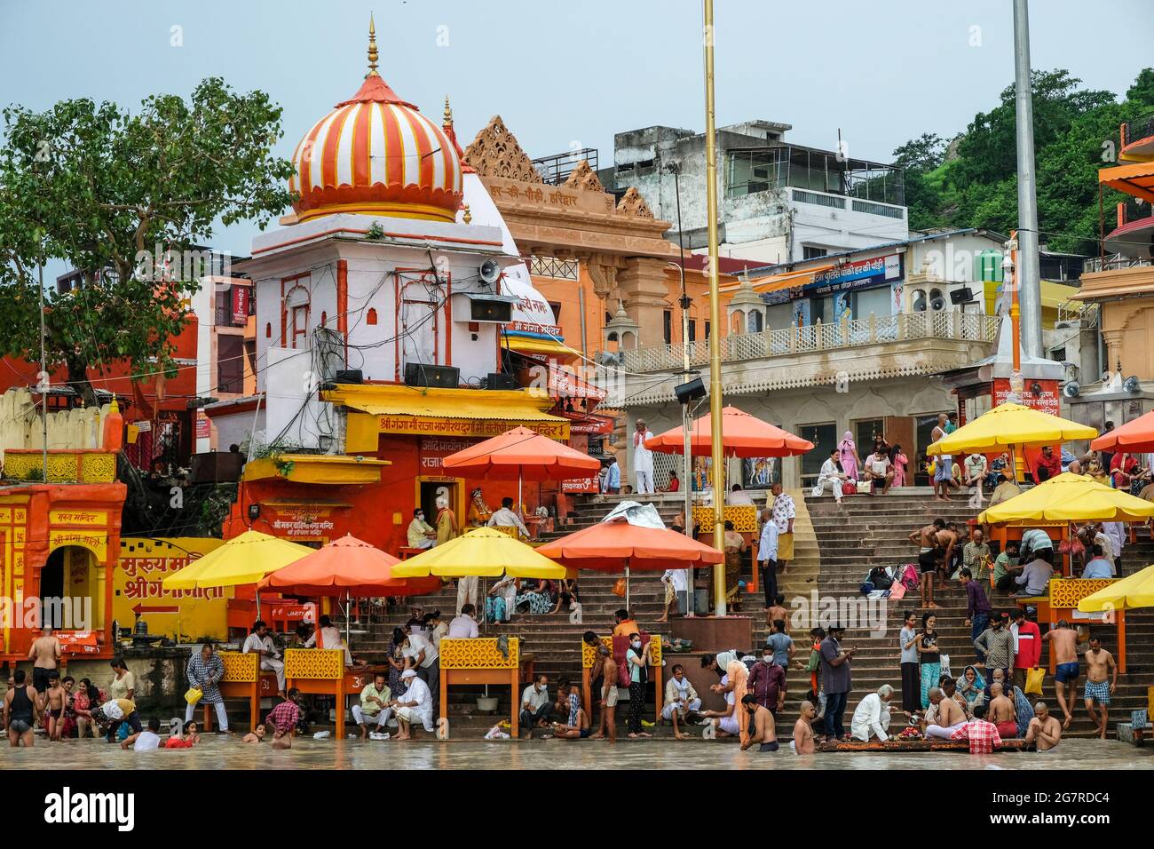 Haridwar, India - 2021 luglio: Pellegrini che nuotano nel fiume Gange a Haridwar il 14 luglio 2021 a Uttarakhand, India. Foto Stock