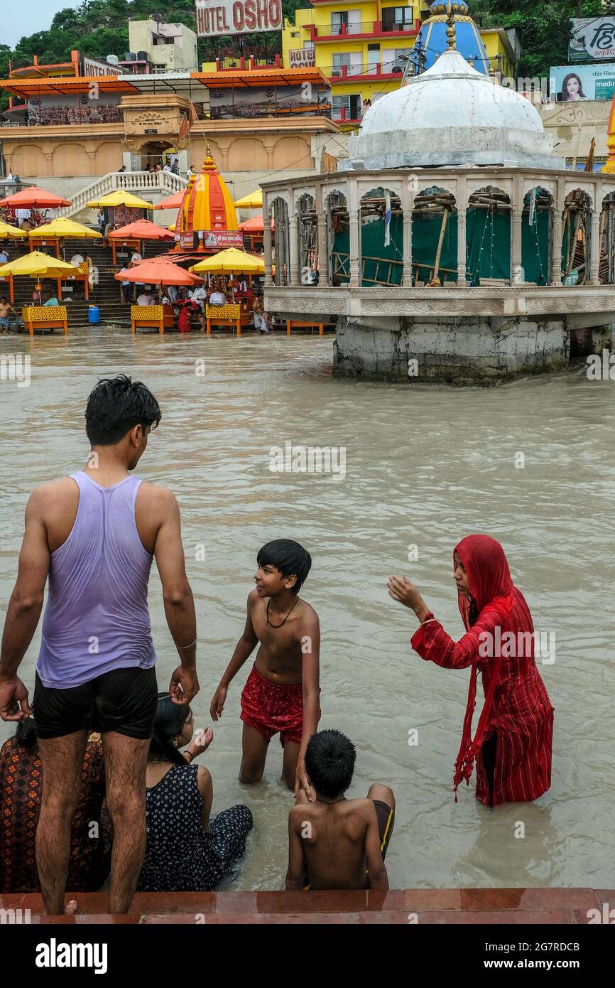 Haridwar, India - 2021 luglio: Pellegrini che nuotano nel fiume Gange a Haridwar il 14 luglio 2021 a Uttarakhand, India. Foto Stock