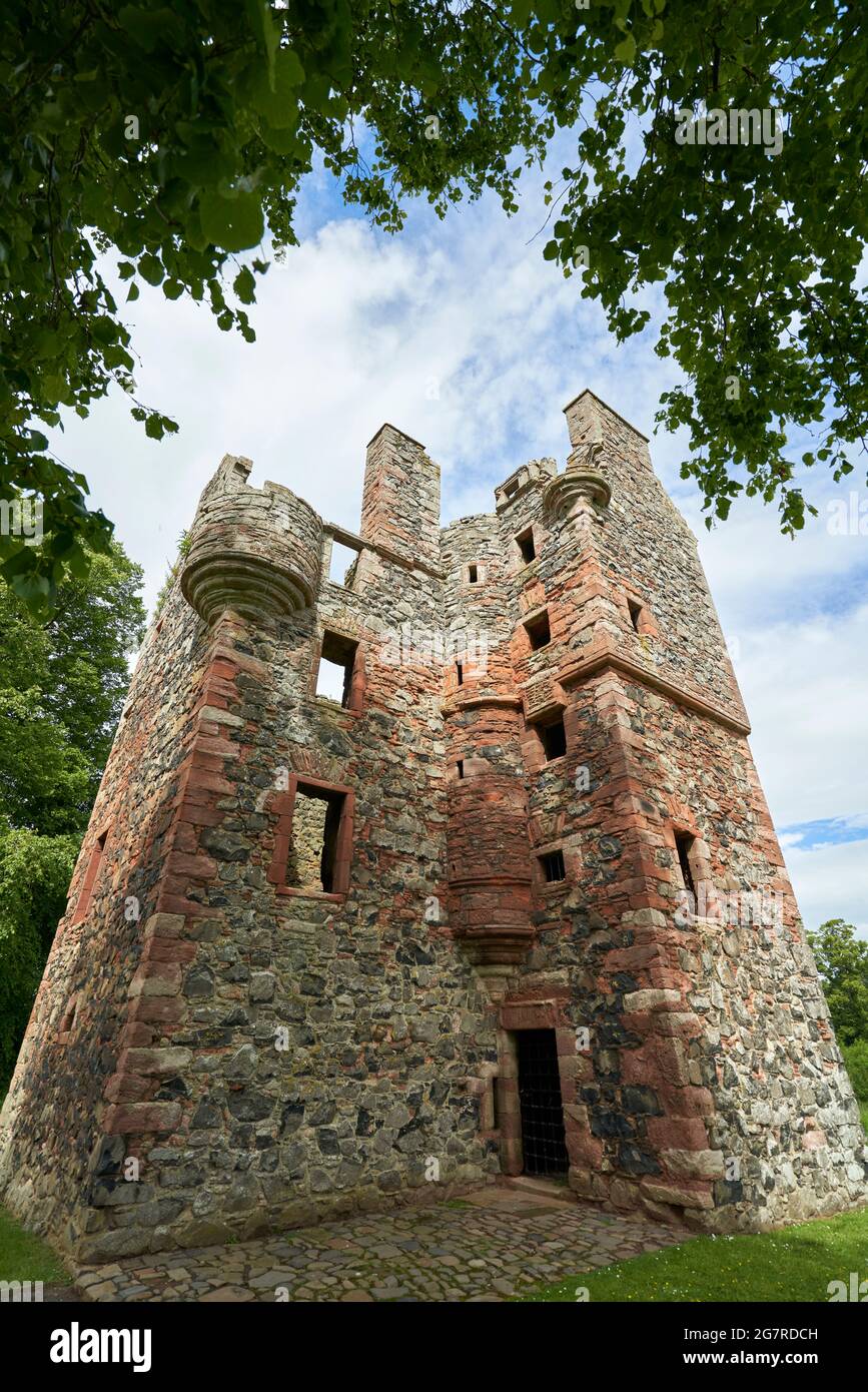 Greenknowe Tower una casa a torre del XVI secolo vicino a Gordon, ai confini scozzesi in un giorno estivo. Foto Stock