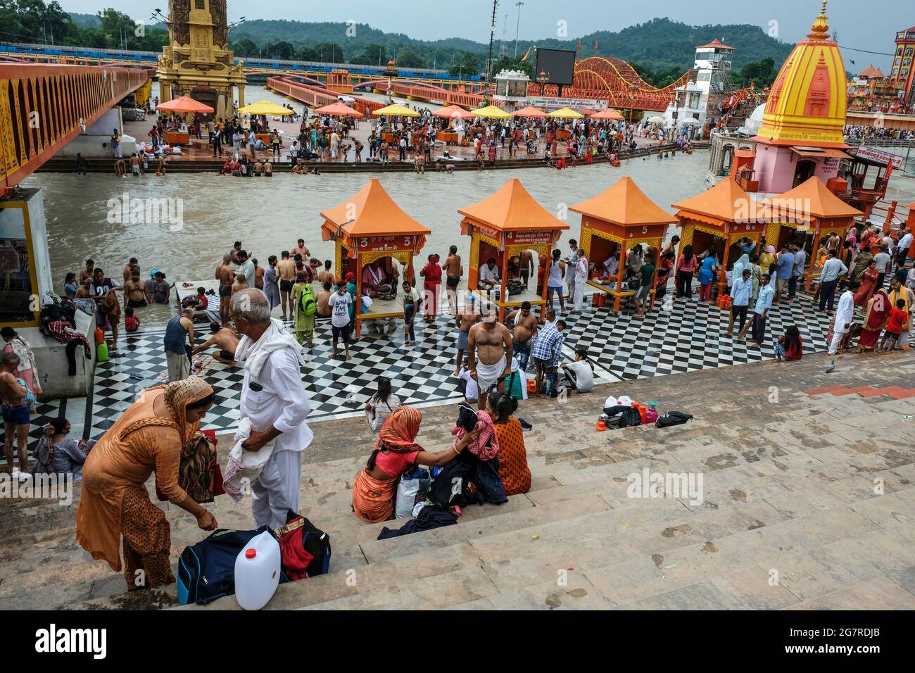 Haridwar, India - 2021 luglio: Pellegrini che nuotano nel fiume Gange a Haridwar il 14 luglio 2021 a Uttarakhand, India. Foto Stock