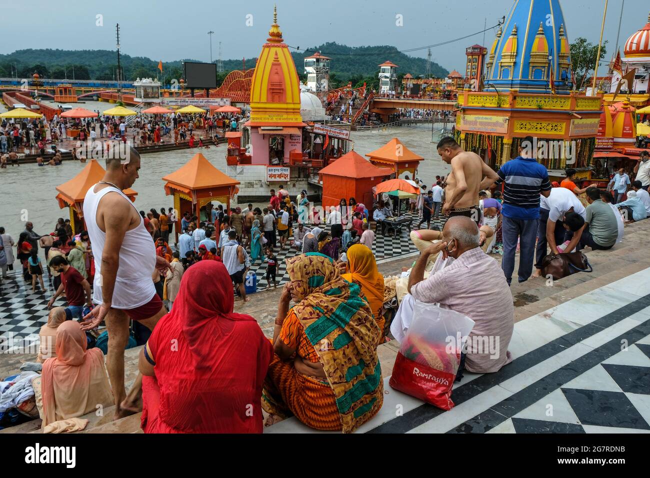 Haridwar, India - 2021 luglio: Pellegrini che nuotano nel fiume Gange a Haridwar il 14 luglio 2021 a Uttarakhand, India. Foto Stock