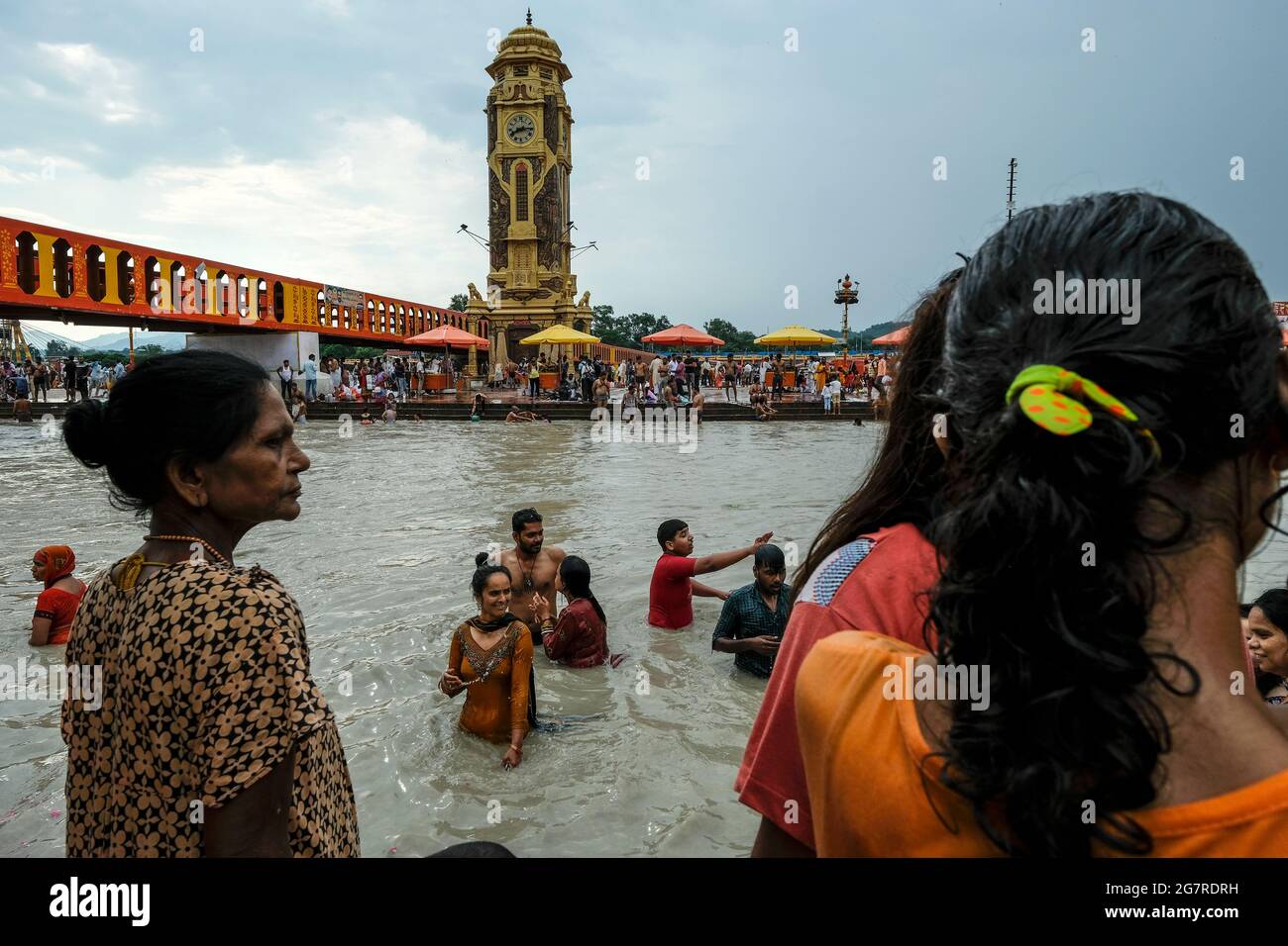 Haridwar, India - 2021 luglio: Pellegrini che nuotano nel fiume Gange a Haridwar il 14 luglio 2021 a Uttarakhand, India. Foto Stock
