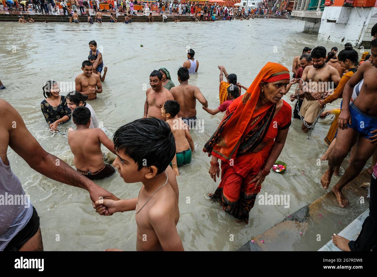Haridwar, India - 2021 luglio: Pellegrini che nuotano nel fiume Gange a Haridwar il 14 luglio 2021 a Uttarakhand, India. Foto Stock