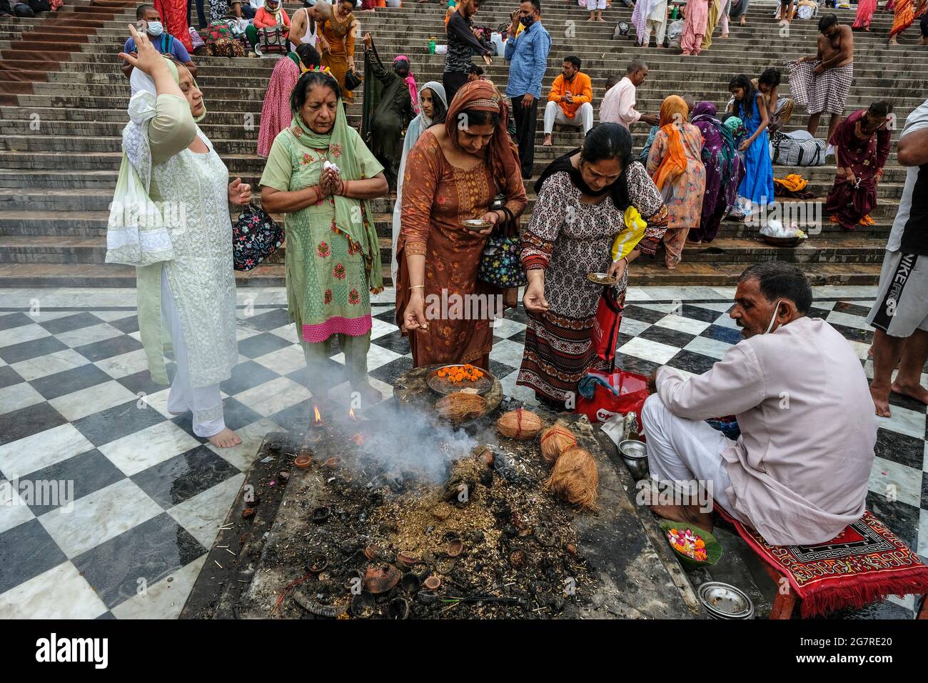 Haridwar, India - 2021 luglio: Donne che fanno un'offerta vicino al fiume Gange in Haridwar il 14 luglio 2021 a Uttarakhand, India. Foto Stock