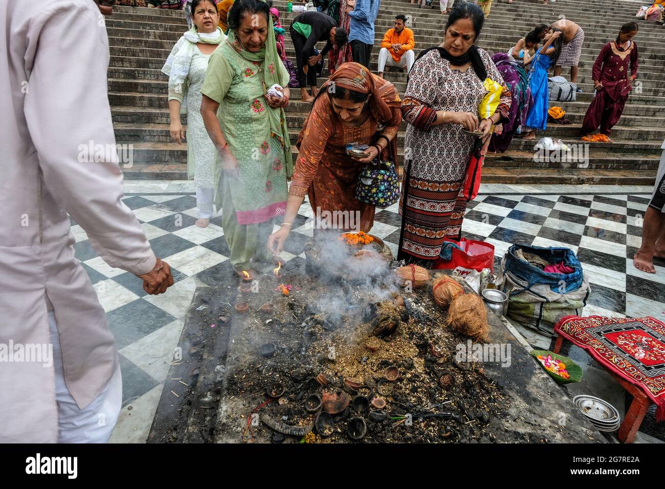 Haridwar, India - 2021 luglio: Donne che fanno un'offerta vicino al fiume Gange in Haridwar il 14 luglio 2021 a Uttarakhand, India. Foto Stock