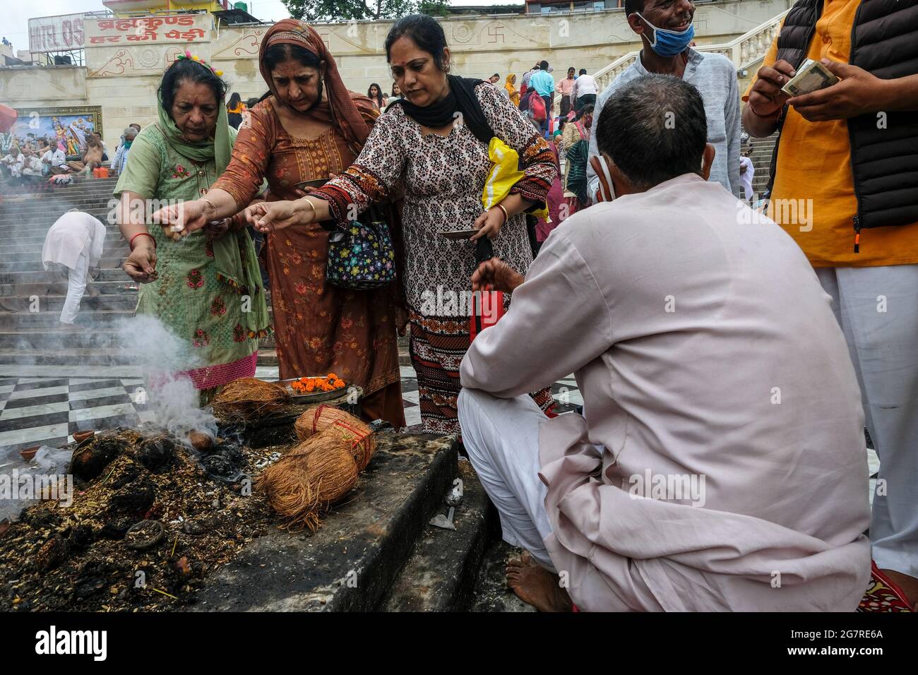 Haridwar, India - 2021 luglio: Donne che fanno un'offerta vicino al fiume Gange in Haridwar il 14 luglio 2021 a Uttarakhand, India. Foto Stock