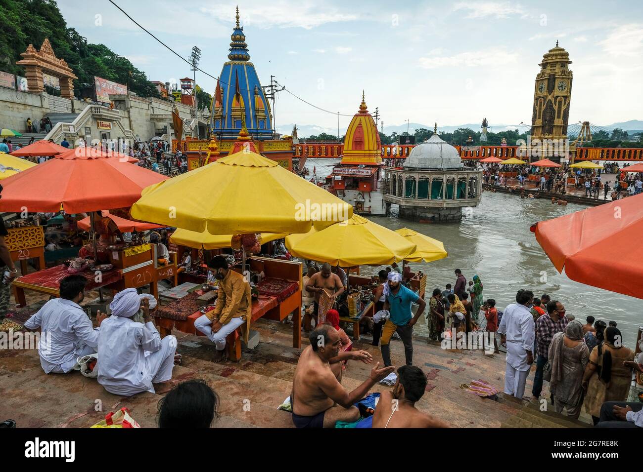 Haridwar, India - 2021 luglio: Pellegrini che nuotano nel fiume Gange a Haridwar il 14 luglio 2021 a Uttarakhand, India. Foto Stock