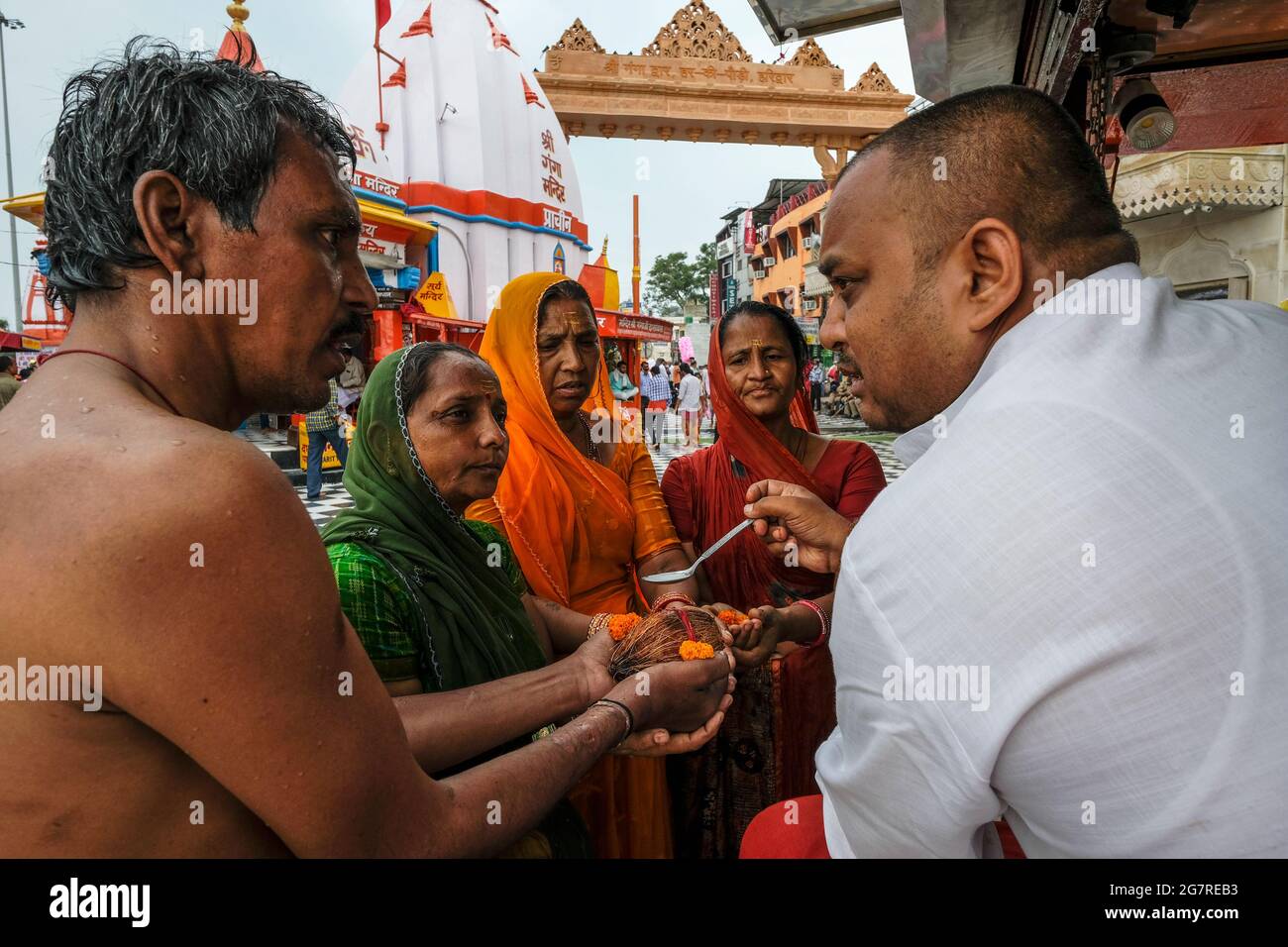 Haridwar, India - 2021 luglio: Pellegrini che fanno un'offerta vicino al fiume Gange in Haridwar il 14 luglio 2021 a Uttarakhand, India. Foto Stock