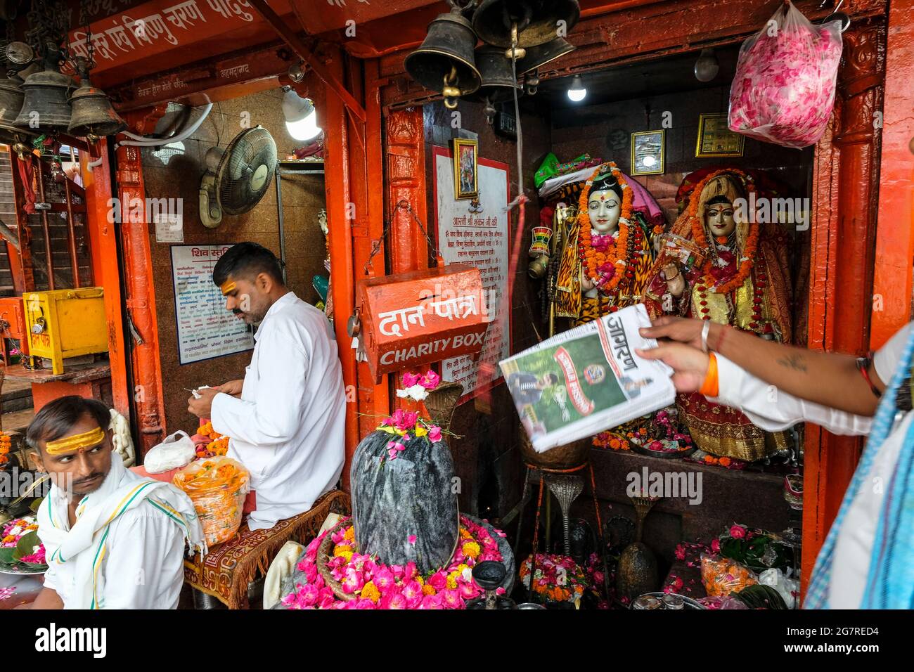 Haridwar, India - 2021 luglio: Sacerdoti in attesa in un tempio vicino al fiume Gange in Haridwar il 14 luglio 2021 a Uttarakhand, India. Foto Stock