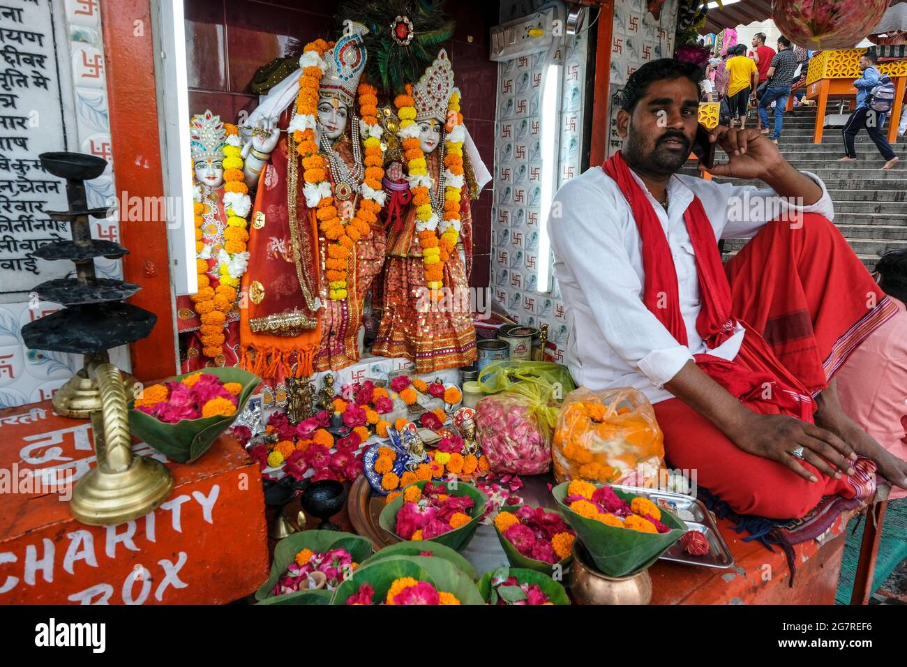 Haridwar, India - 2021 luglio: Un sacerdote che parla sullo smartphone in un tempio vicino al fiume Gange a Haridwar il 14 luglio 2021 a Uttarakhand, India. Foto Stock