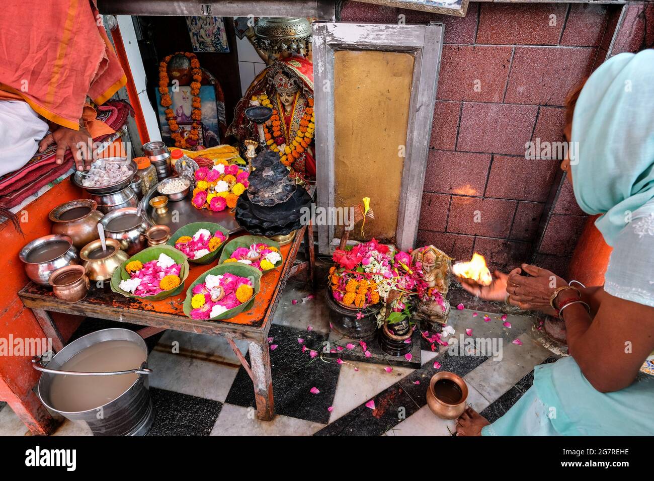 Haridwar, India - 2021 luglio: Donna che fa un'offerta vicino al fiume Gange in Haridwar il 14 luglio 2021 a Uttarakhand, India. Foto Stock