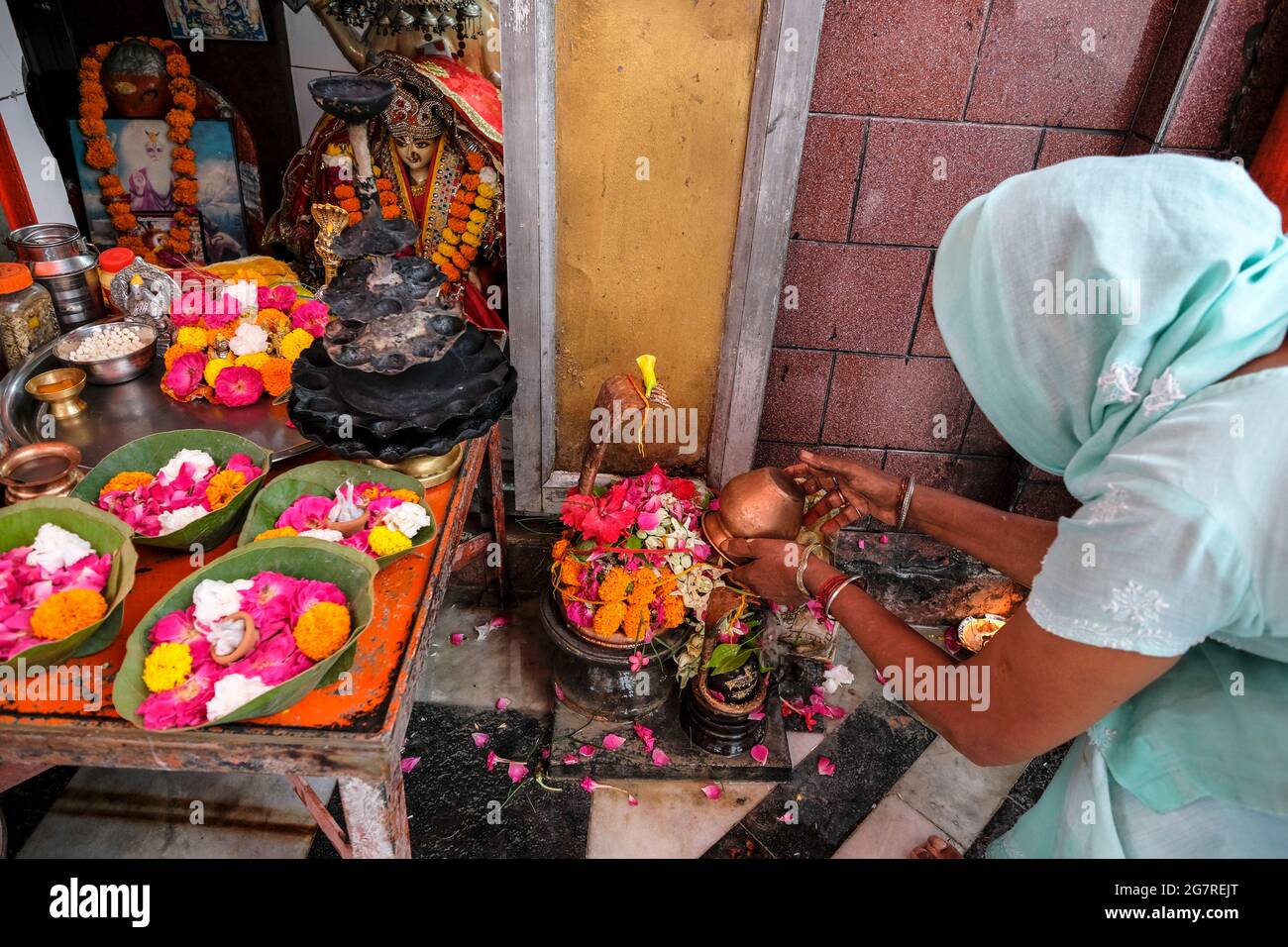Haridwar, India - 2021 luglio: Donna che fa un'offerta vicino al fiume Gange in Haridwar il 14 luglio 2021 a Uttarakhand, India. Foto Stock