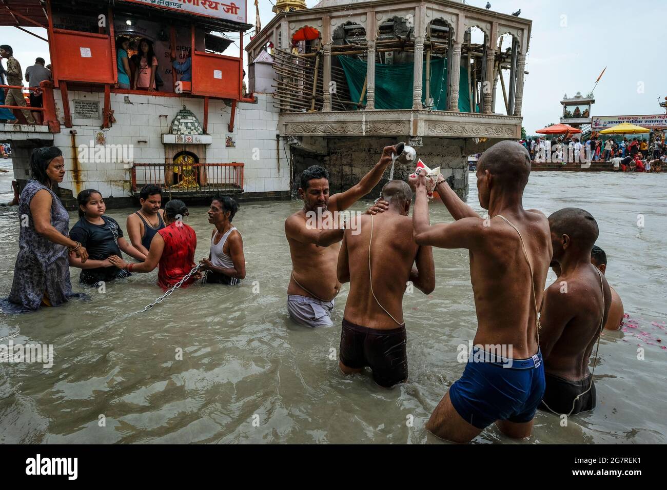 Haridwar, India - 2021 luglio: Pellegrini che nuotano nel fiume Gange a Haridwar il 14 luglio 2021 a Uttarakhand, India. Foto Stock
