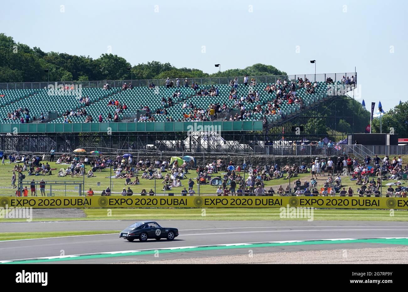 Racegoers guarda gli eventi prima della pratica per il Gran Premio di Gran Bretagna a Silverstone, Towcester. Data immagine: Venerdì 16 luglio 2021. Foto Stock