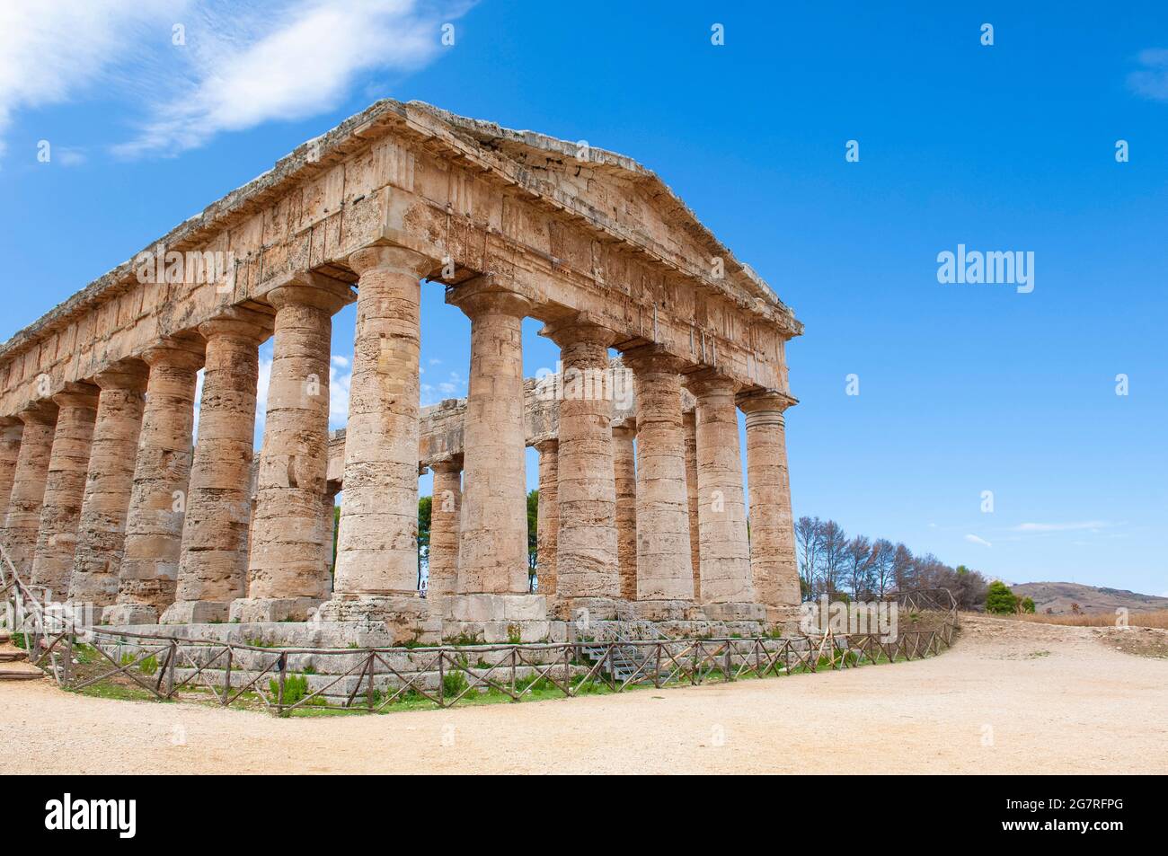 Antico tempio greco dorico di Segesta, paesaggio a Segesta, provincia di Trapani, Sicilia, Italia Foto Stock