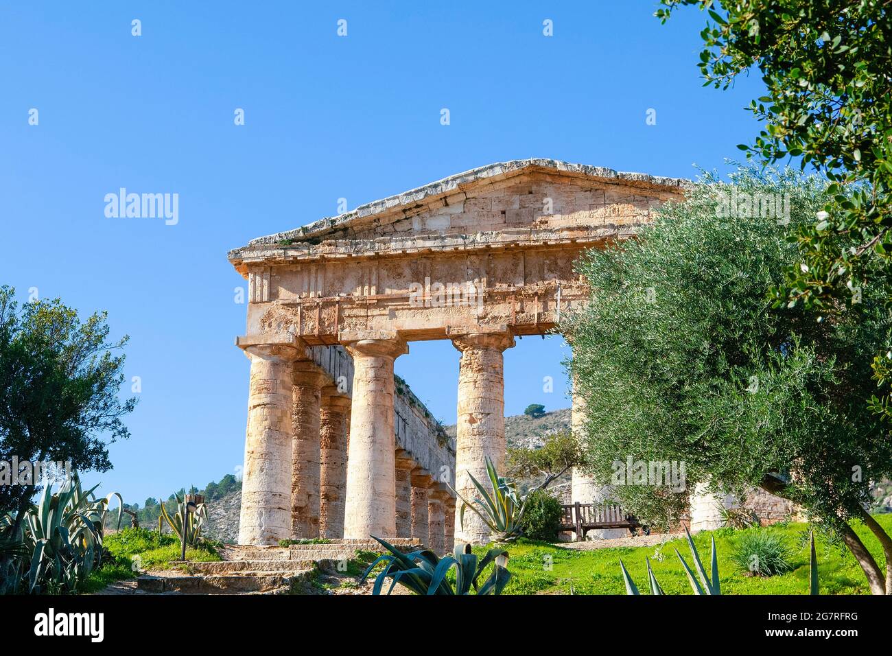 Antico tempio greco dorico di Segesta, paesaggio a Segesta, provincia di Trapani, Sicilia, Italia Foto Stock
