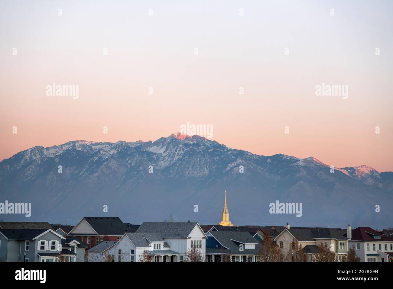 Splendida vista su una catena montuosa con effetto alpen Glow Foto Stock