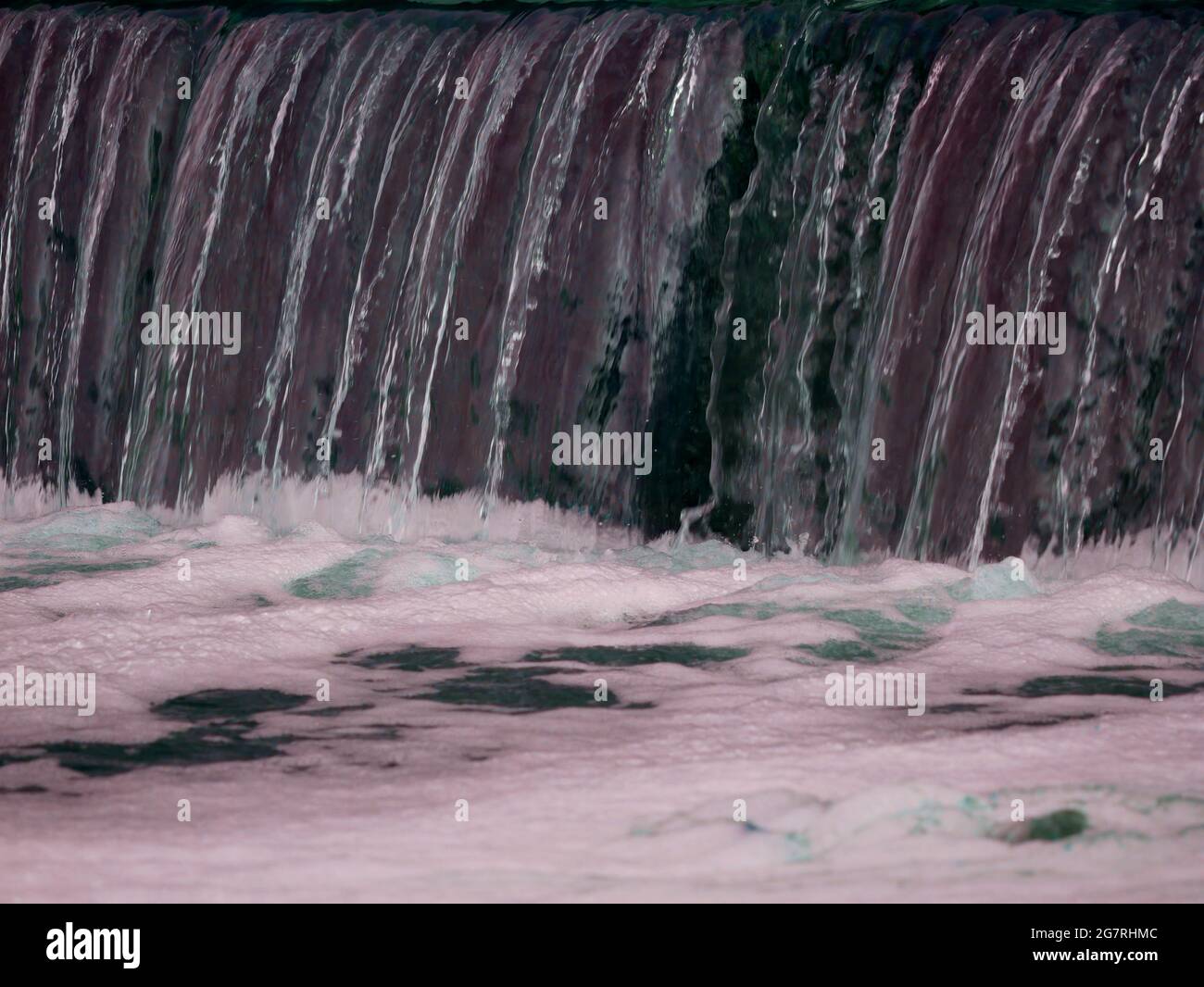 Acqua che cade alla superficie del fiume vista centro presentazione della natura. Foto Stock