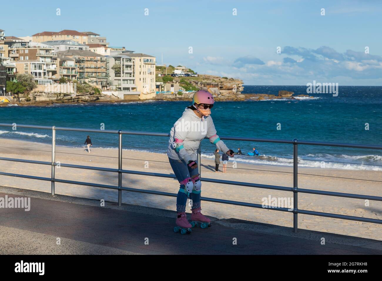 Sydney, Australia. Venerdì 16 luglio 2021. Una donna sulle piste da pattinaggio che costeggia il lungomare di Bondi Beach. Le restrizioni di blocco sono state rafforzate ed estese a causa della variante Delta dei casi COVID-19 in tutta Sydney, le Blue Mountains e l'area della Central Coast. L'esercizio è limitato a due persone per gruppo e le persone devono remian entro un raggio di 10 km dalla loro casa. Credit: Paul Lovelace/Alamy Live News Foto Stock