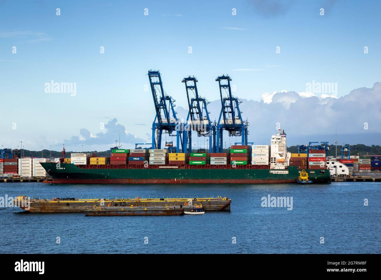 Allegro N Container Cargo Ship nel Porto di Panama City Republic contro uno sfondo di container Cranes Foto Stock