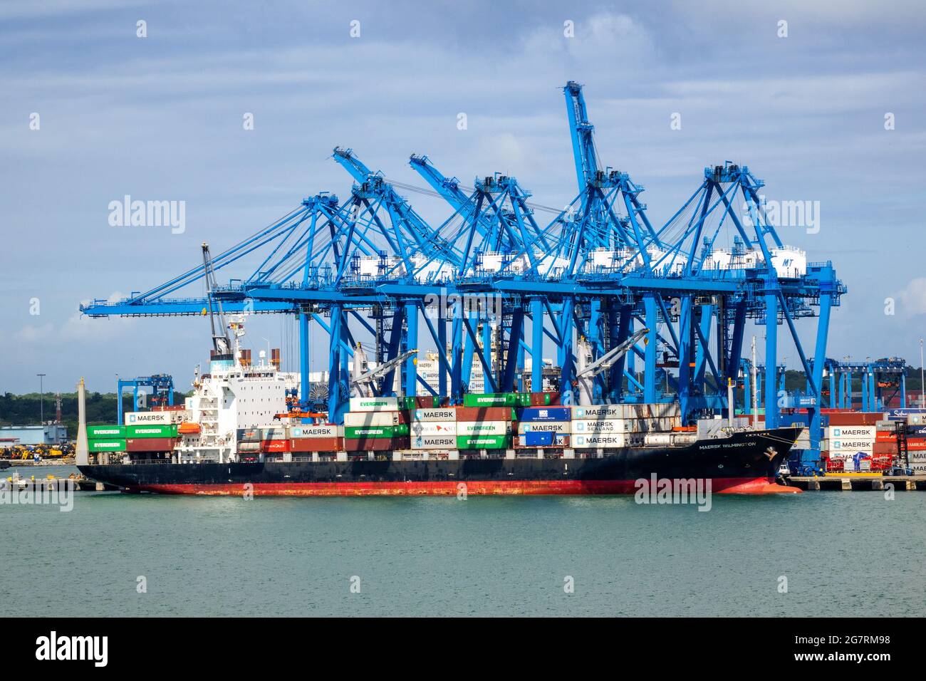 Maersk Wilmington Container Cargo Ship a Port Colon Repubblica di Panama contro uno sfondo di gru Foto Stock