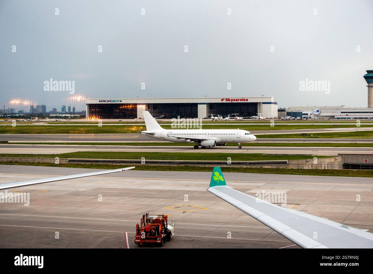 Avion Express Airbus A320-200 LY-VEQ No Livery Plain White Paint at Toronto Pearson International Airport Giugno 2017 questo aereo è stato rotto. Foto Stock