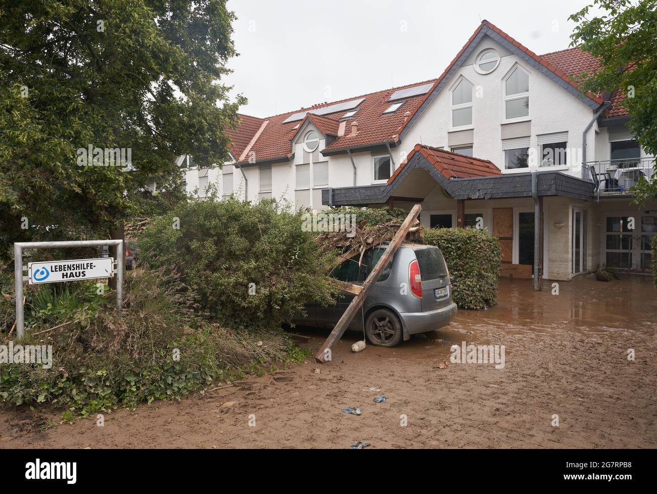 Sinzig, Germania. 16 luglio 2021. La casa Lebenshilfe-Haus per disabili. La pioggia pesante ha anche portato a un'inondazione estrema qui. A causa del rapido aumento dell'acqua, dodici persone non potevano più essere salvate dalle inondazioni dell'Ahr. Credit: Thomas Frey/dpa/Alamy Live News Foto Stock