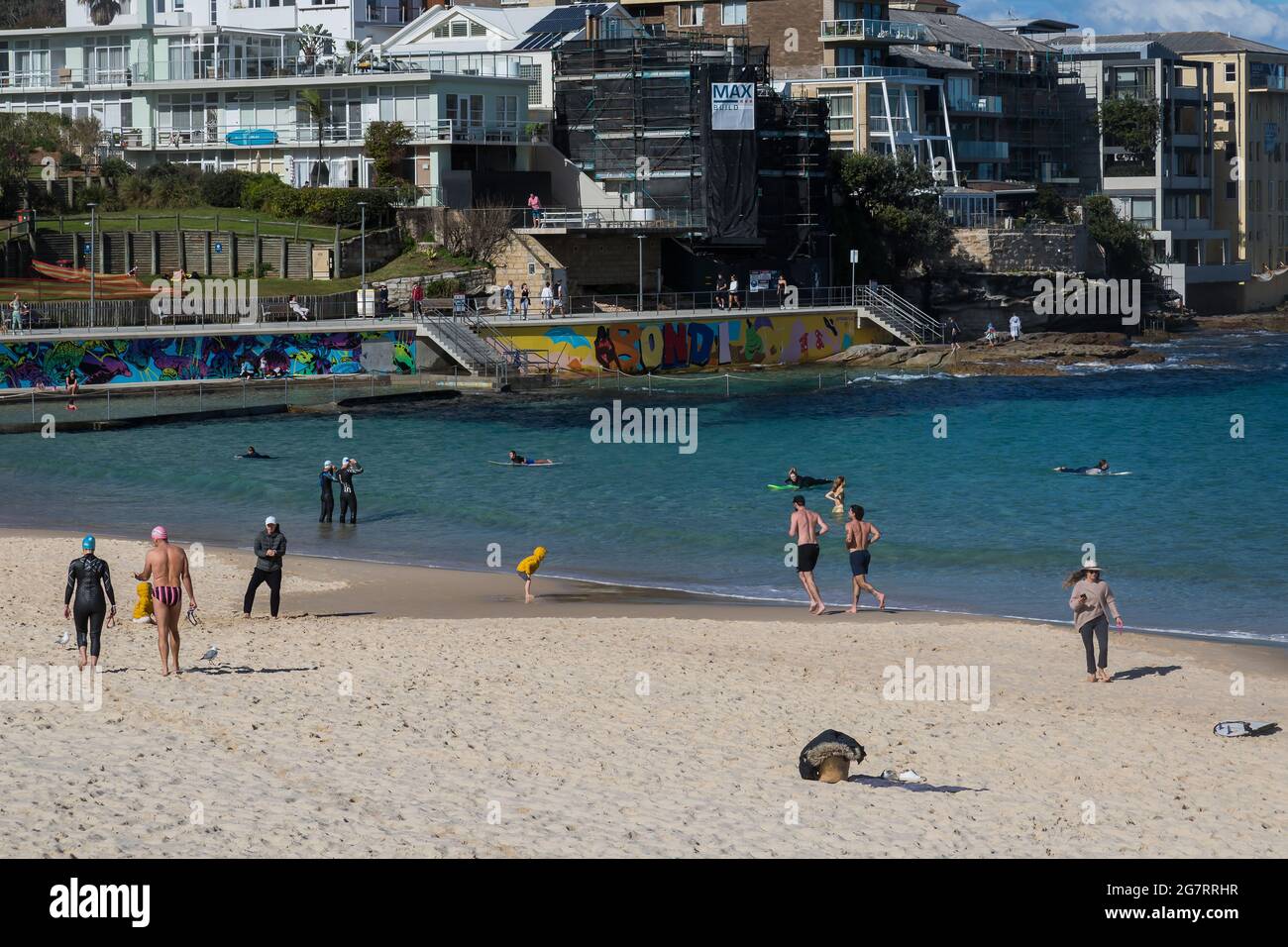 Sydney, Australia. Venerdì 16 luglio 2021. La gente forma Bondi visto camminare e esercitarsi in generale lungo la passerella della spiaggia di Bondi. Le restrizioni di blocco sono state rafforzate ed estese a causa della variante Delta dei casi COVID-19 in tutta Sydney, le Blue Mountains e l'area della Central Coast. L'esercizio è limitato a due persone per gruppo e le persone devono remian entro un raggio di 10 km dalla loro casa. Credit: Paul Lovelace/Alamy Live News Foto Stock