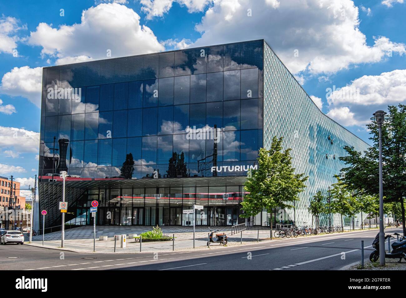 Berlino, il Futurium – centro per il futuro. Moderno edificio in vetro degli architetti Richter Musikowski ospita mostre, discussioni e lavori creativi Foto Stock