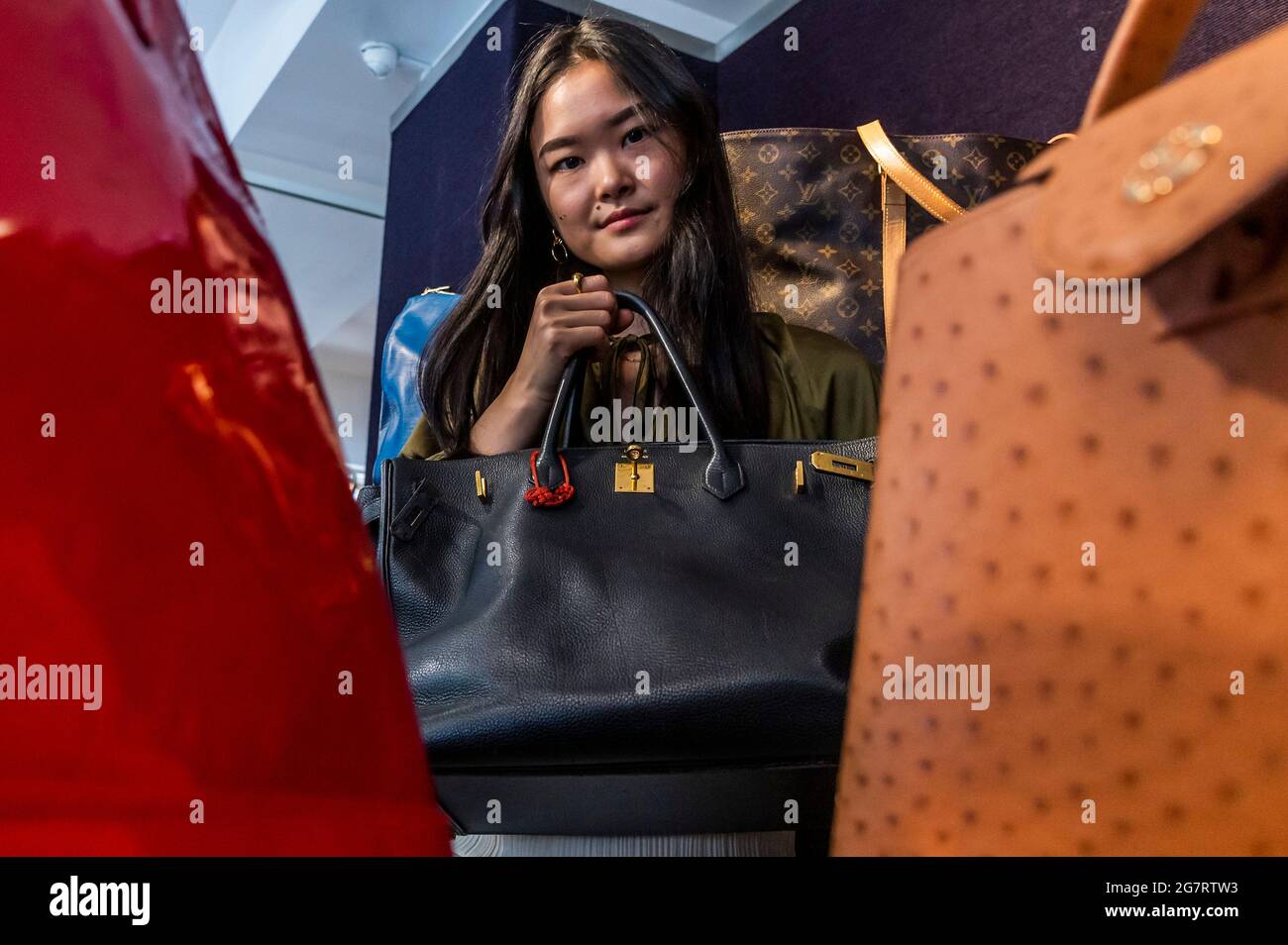 Londra, Regno Unito. 16 luglio 2021. Anteprima delle borse e delle vendite di moda di Bonhams nel loro sito di Knightsbridge. La vendita si svolge mercoledì 20 luglio. Credit: Guy Bell/Alamy Live News Foto Stock