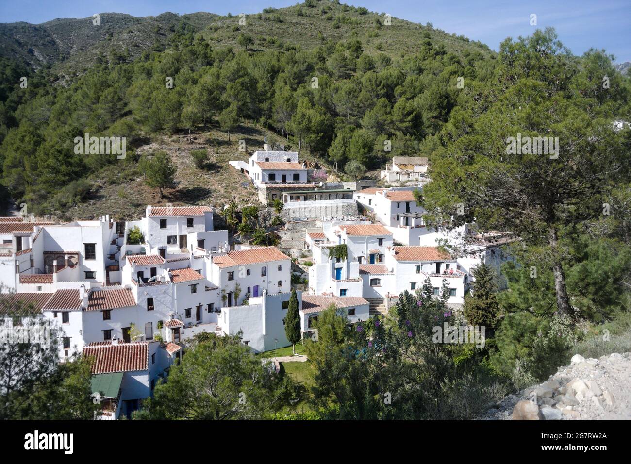 Grazioso villaggio spagnolo di El Acebuchal. Vista ad alto angolo del piccolo borgo con le tradizionali case cittadine dipinte di bianco. Aspetto orizzontale. Sfondo di Foto Stock