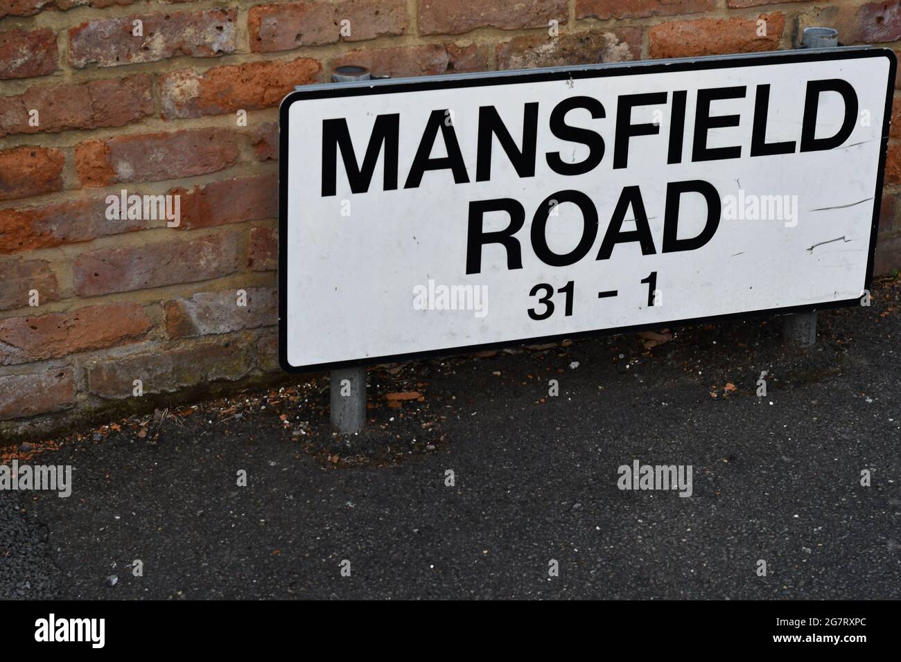 Cartello con il nome della strada di Mansfield Road che raffigura i numeri trenta uno a uno Foto Stock