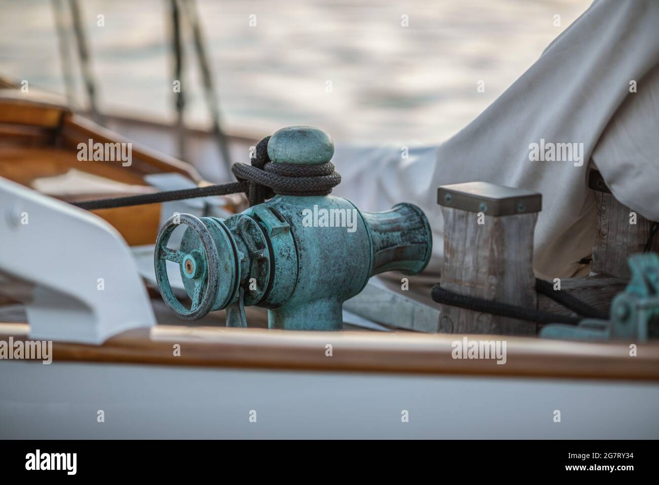 Dettagli di una barca a vela ancorata al porto Foto Stock