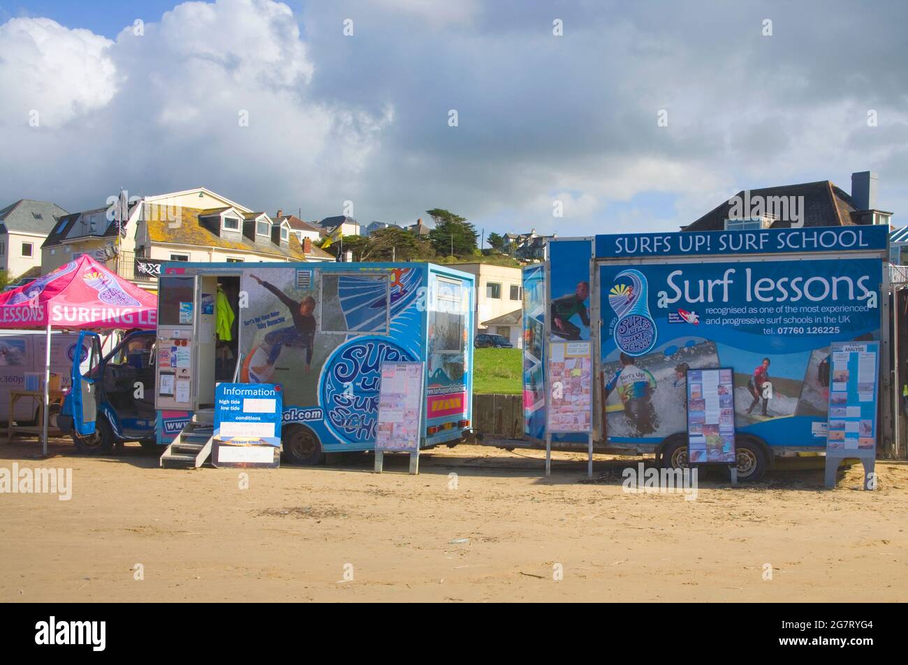 Scuole di surf a polzeath sulla North Cornish Coast Foto Stock