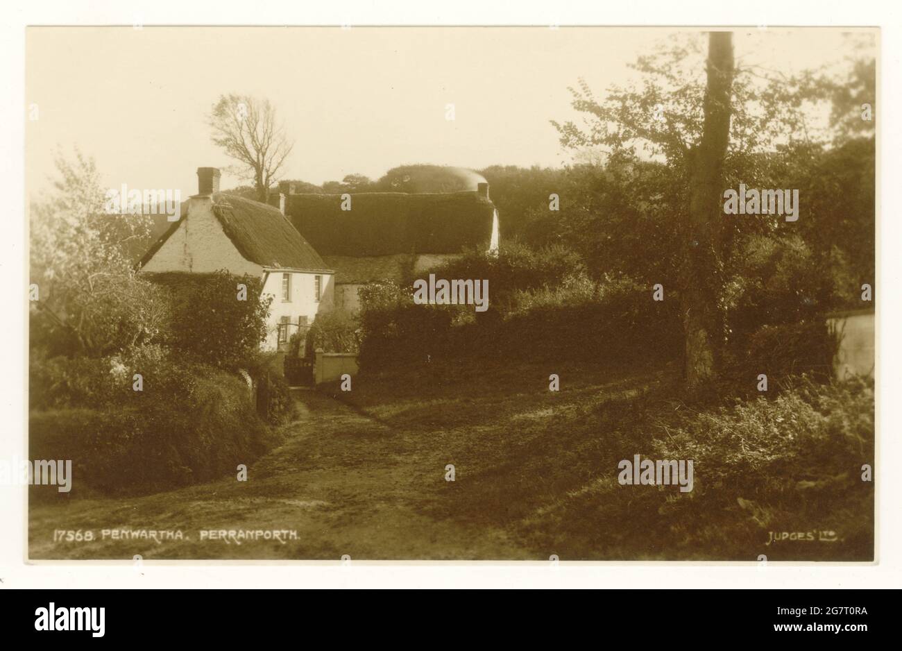 Cartolina originale dei primi anni '1900 con una vista idilliaca di cottage costruiti in paglia, architettura vernacolare, a Penwartha, un borgo interno vicino a Perranporth, Cornovaglia, Regno Unito Foto Stock