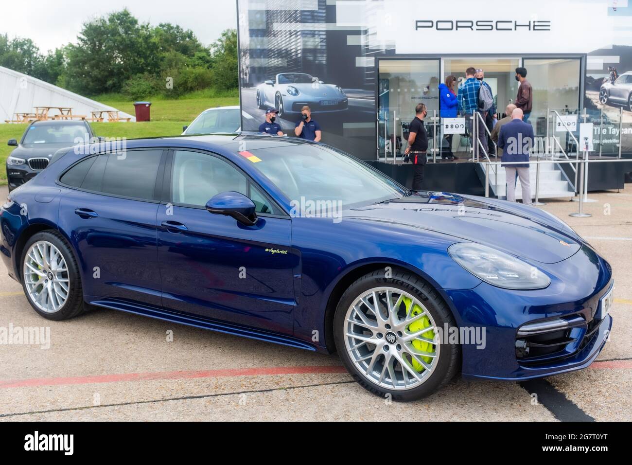 Porsche Panamera Turbo S Sport Turismo e-Hybrid in Gentian Blue, Millbrook Test Track, Bedfordshire, UK Foto Stock