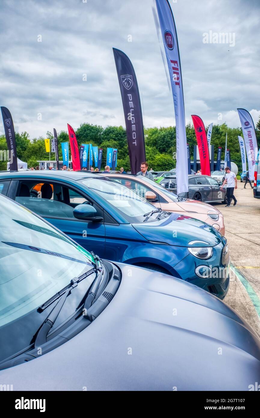 Auto elettriche Fiat del gruppo Stellantis. Una linea di vetture Fiat 500E, Millbrook Proving Ground Test Track, Bedfordshire, UK Foto Stock