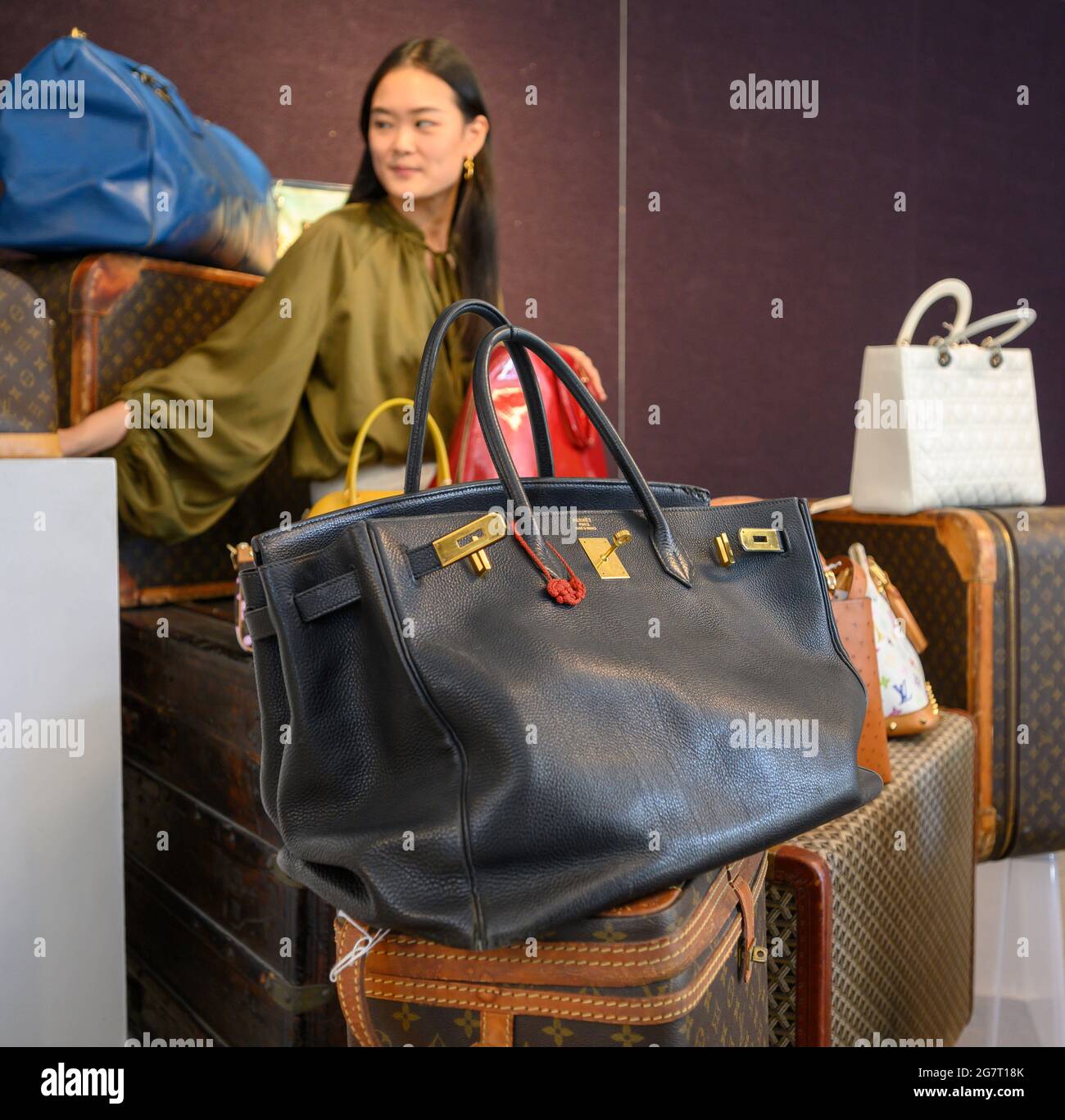 Bonhams, Londra, Regno Unito. 16 luglio 2021. Vendita di moda e borse (che  si svolge il 20 luglio). Bonhams catalogue Suzi Yang circondato da borse e  valigie di design con, in primo