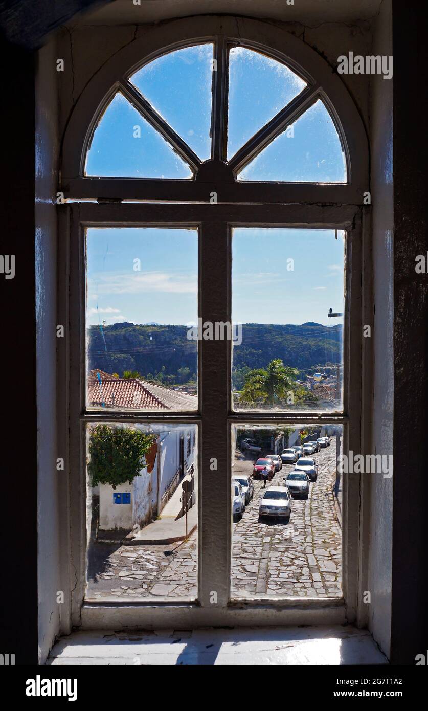 Finestra con vista su Diamantina, città storica in Brasile Foto stock -  Alamy