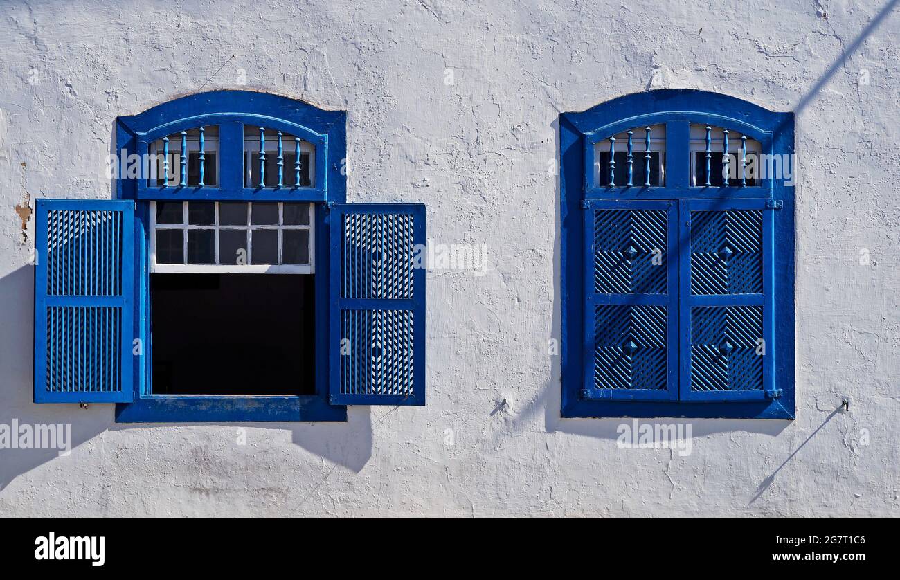 Finestre coloniali nella città storica di Diamantina, Brasile Foto Stock