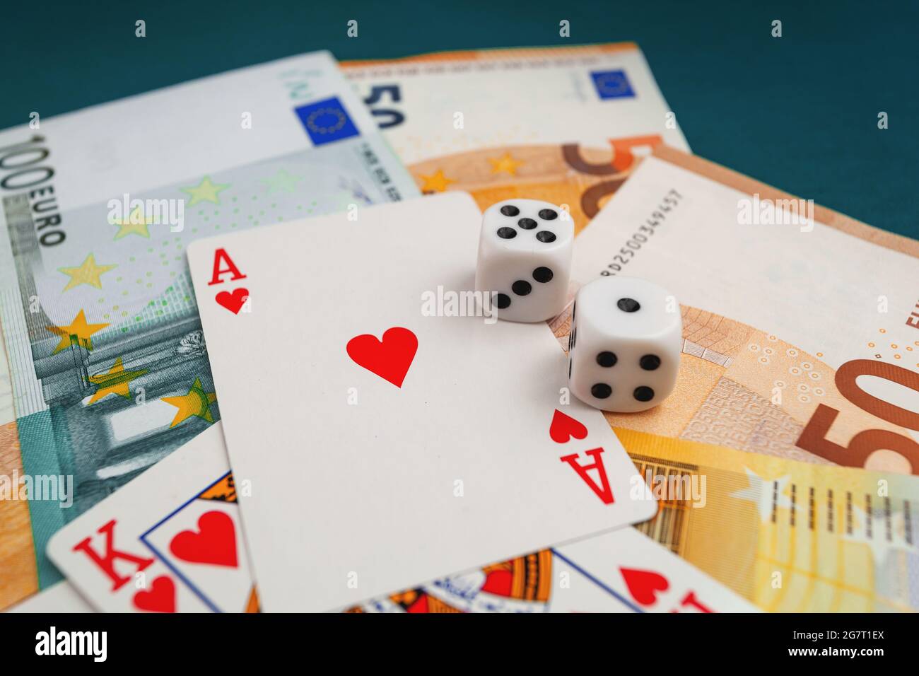 Chisinau, Moldova - 20. 12. 2020 dadi, carte da gioco su un panno verde in un casinò dollari e banconote in euro Foto Stock